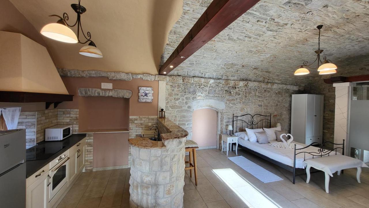 Stone House Apartments Didini Dvori Lumbarda Exteriér fotografie
